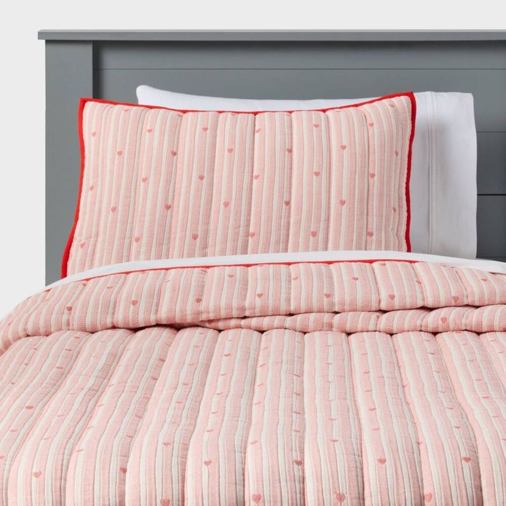Pillowfort - Full/Queen Patisserie Heart Striped Kids' Quilt Se Pink